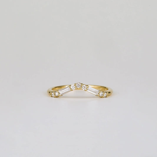 0.20 TCW Curved Baguette & Round Lab-Grown Diamond Wedding Band – Timeless Elegance Redefined.