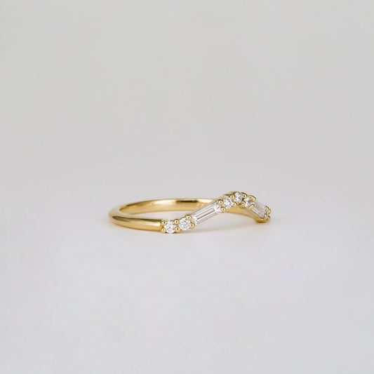 0.20 TCW Curved Baguette & Round Lab-Grown Diamond Wedding Band – Timeless Elegance Redefined.