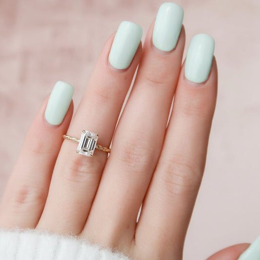 2.0 CT Emerald Twisted Band & Solitaire Moissanite Engagement Ring.